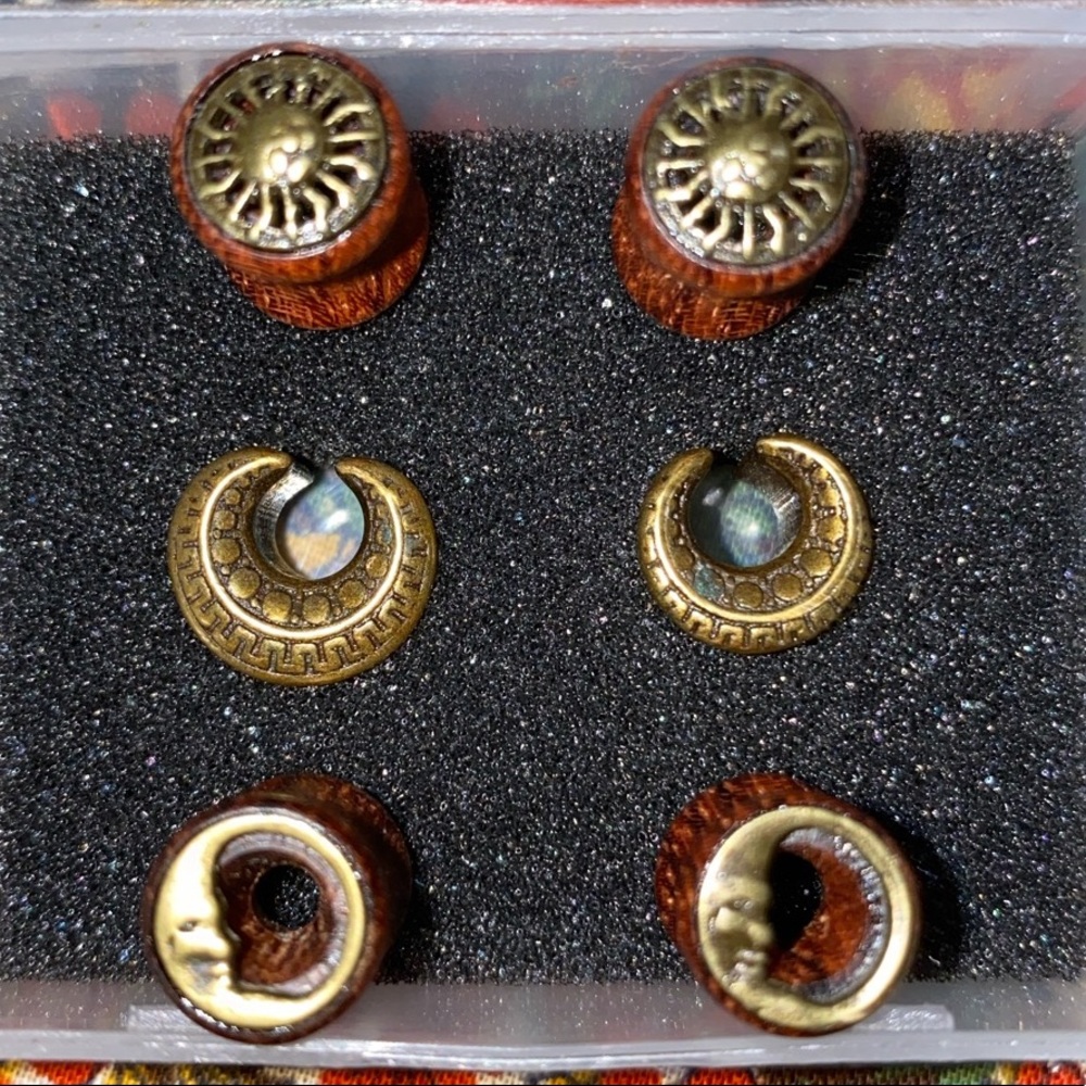 27 new pairs of 0g plugs and tunnels.